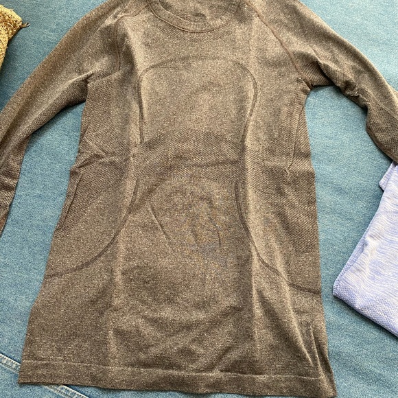 3 x Lululemon shirts size 4 in great condition. Two long sleeves, 1 short sleeve - Picture 4 of 10